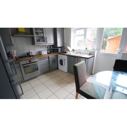 INCREDIBLY CHEAP FULLY FURNISHED DOUBLE ROOM IN BECKTON E16| WITH FREE UNLIMITED INTERNET | READY NW