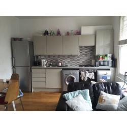 Lovely double en suite room available NOW in Archway