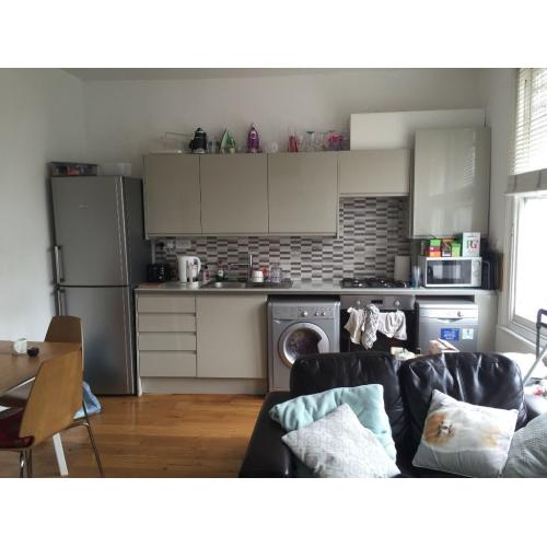 Lovely double en suite room available NOW in Archway