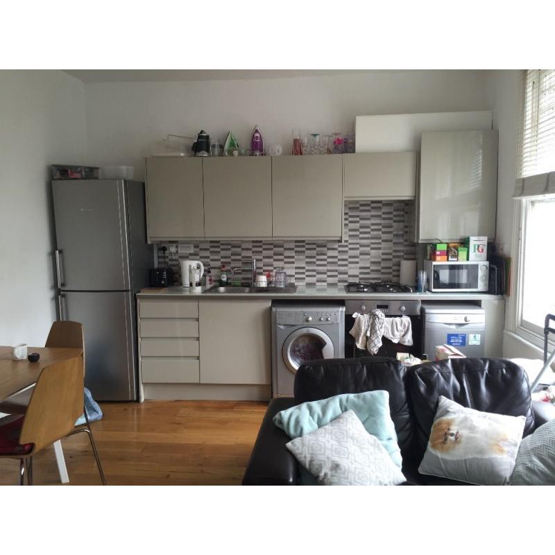 Lovely double en suite room available NOW in Archway