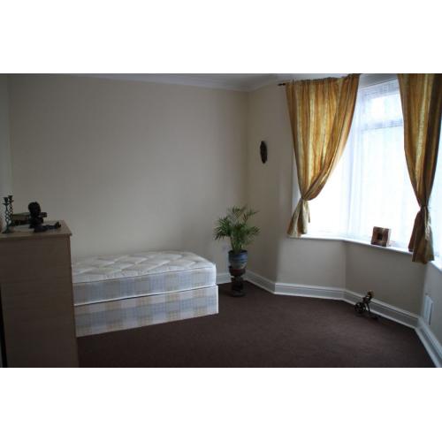 Master bedroom For Couple in Walthamstow. Close to Station. All Bills Inclusive.