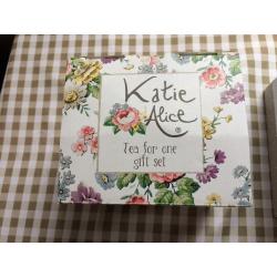 Katie Alice 'Vintage Garland Collection' teapots, plates set