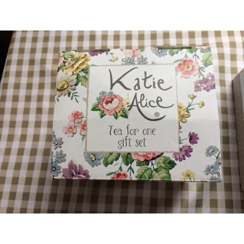 Katie Alice 'Vintage Garland Collection' teapots, plates set