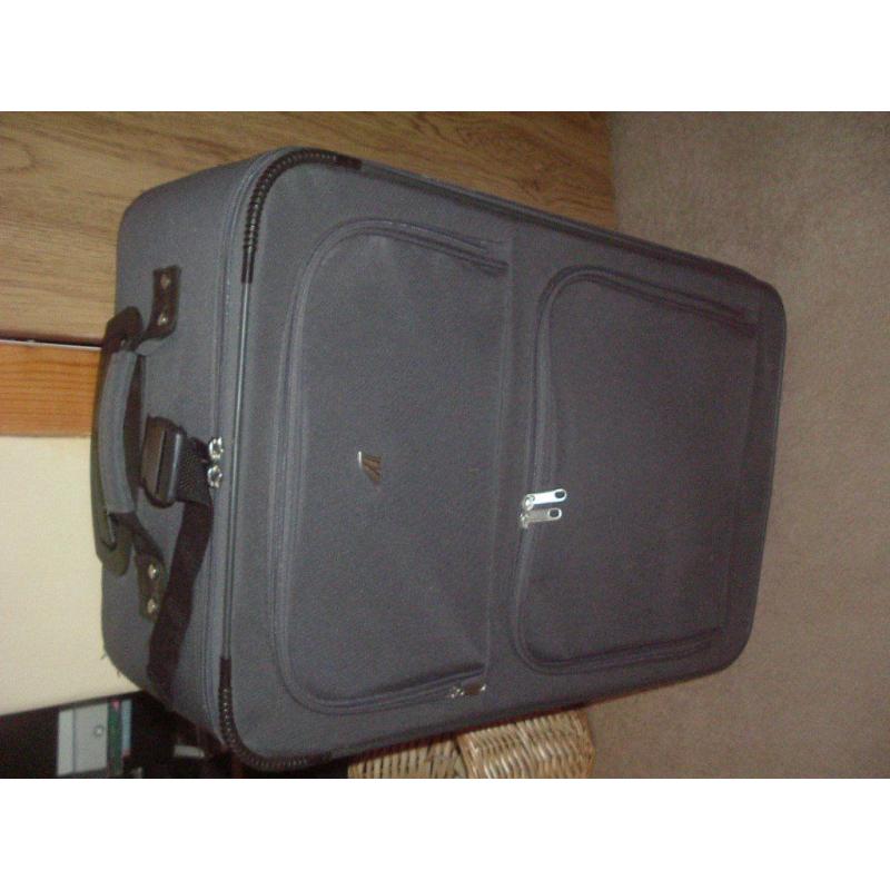 SET OF LUGGAGE - set of 3 suitcases with wheels and handles