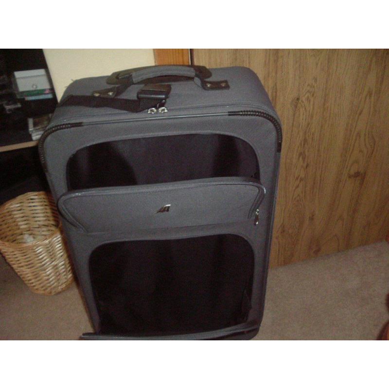 SET OF LUGGAGE - set of 3 suitcases with wheels and handles