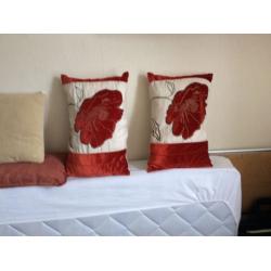 CUSHIONS 2 rectangular cushions. Silk and velvet . As new