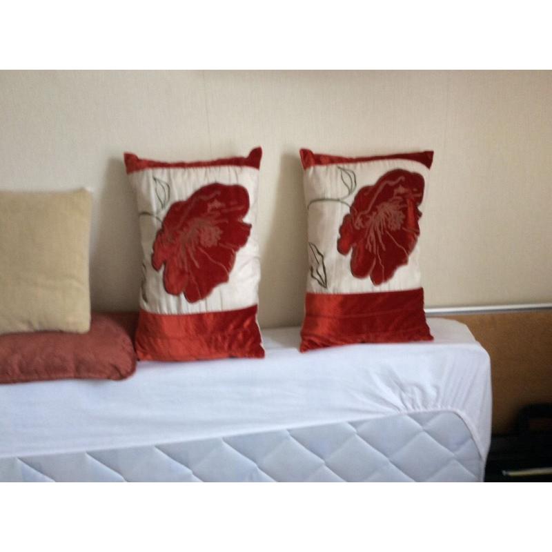 CUSHIONS 2 rectangular cushions. Silk and velvet . As new