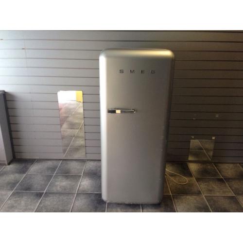 Smeg fridge with freezer can deliver locally