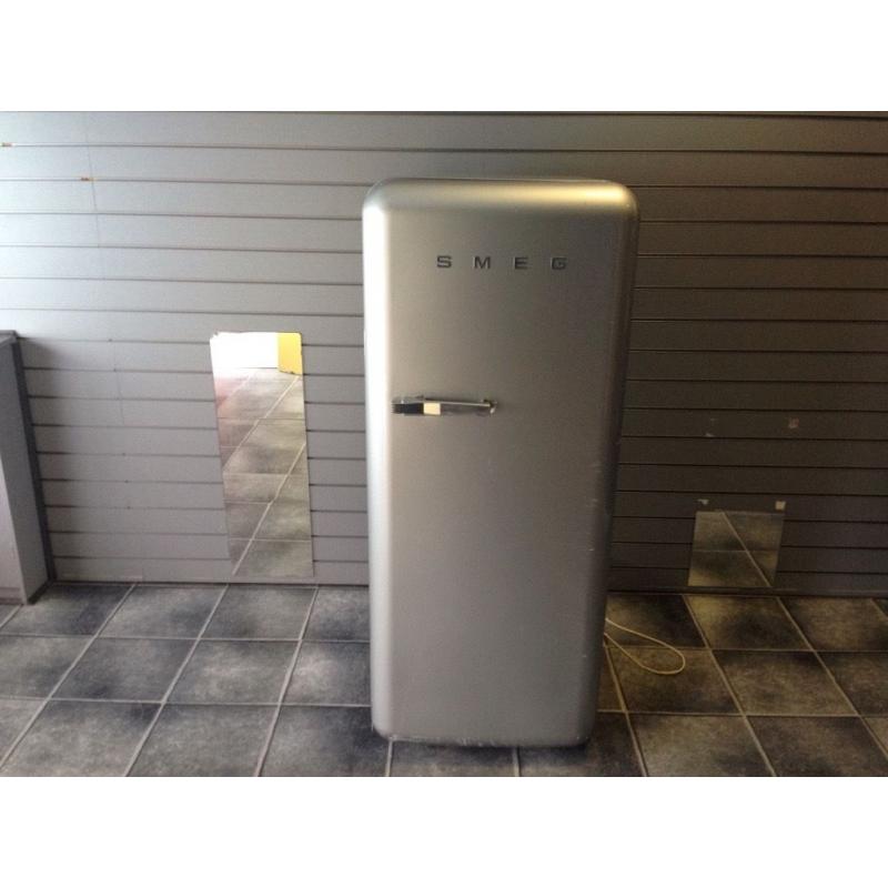 Smeg fridge with freezer can deliver locally