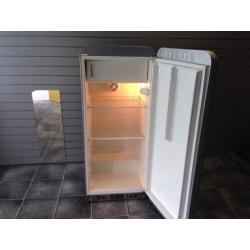 Smeg fridge with freezer can deliver locally