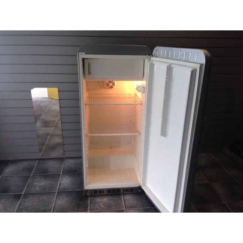 Smeg fridge with freezer can deliver locally