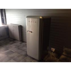 Smeg fridge with freezer can deliver locally
