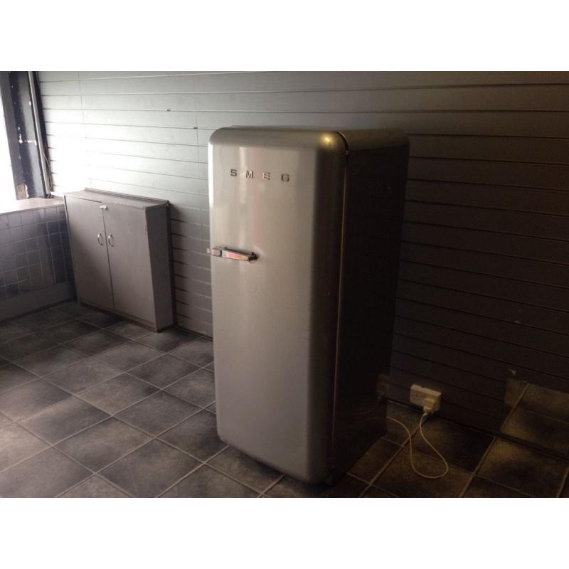 Smeg fridge with freezer can deliver locally