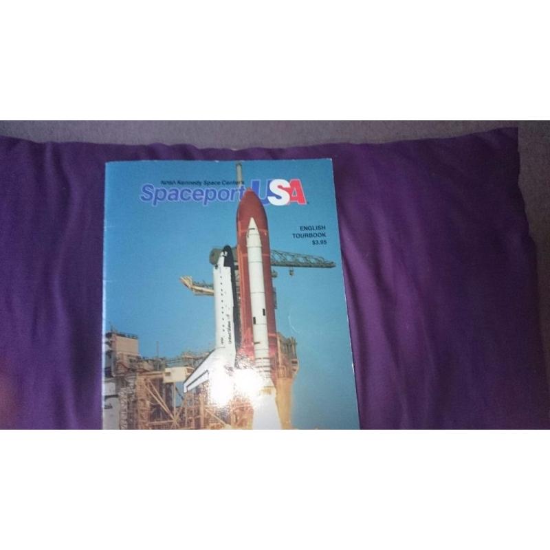 Kennedy Space Centre 1989 English Tourbook and Shuttle Crew Emblem