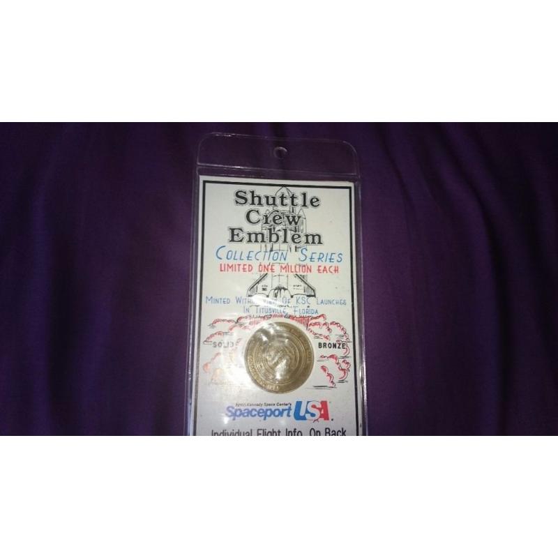 Kennedy Space Centre 1989 English Tourbook and Shuttle Crew Emblem