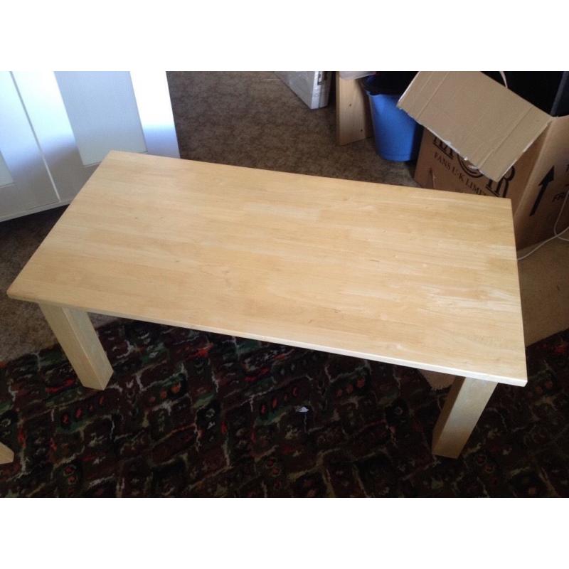 Light wood, coffee table in excellent condition.