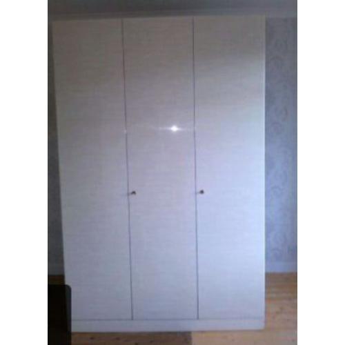 HOUSE CLEARANCE! -huge cream gloss tripple door wardrobe, four generous size shelves and rail