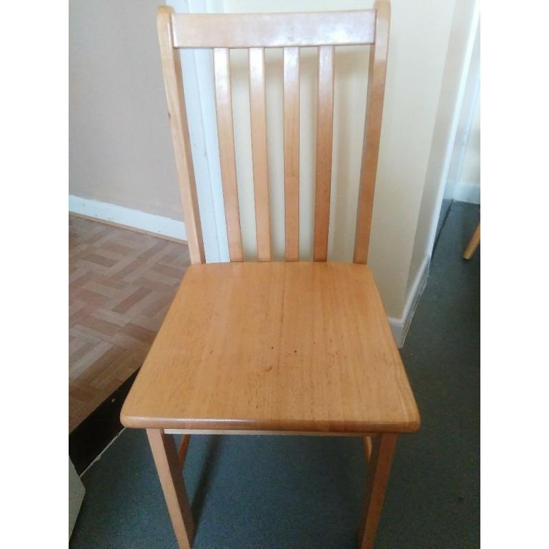 Solid Table with 4 chairs
