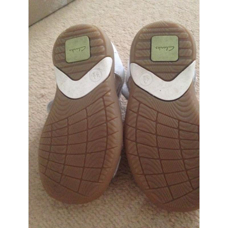 Clarks First Shoes Softly Mae Fst Size. 4.5 F