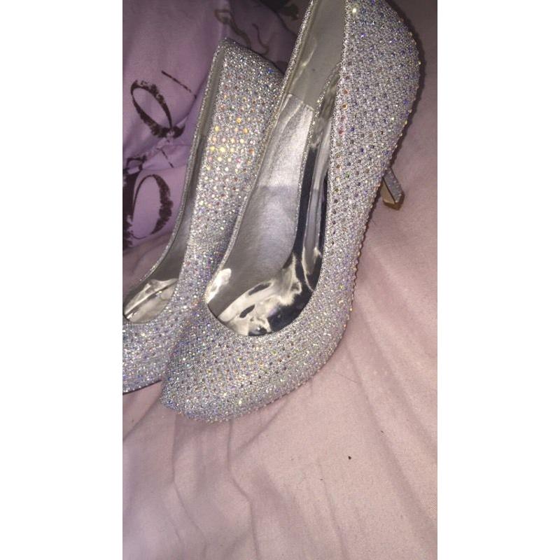Size 5// crystal heels
