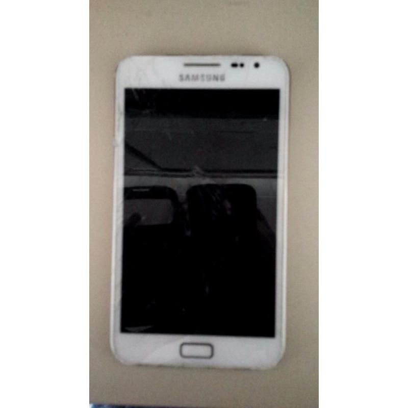 Samsumg Galaxy Note - Cracked screen but dosnt affect use. Fully working and great phone.