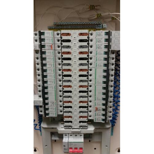 schneider 3 phase distribution board inc various breakers