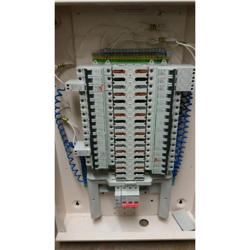 schneider 3 phase distribution board inc various breakers