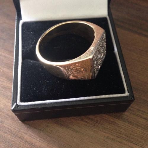 GENTS 18CT GOLD WITH DIAMONDS RING