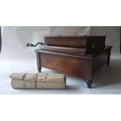 ORGAN. Hand crank roll organ with 25 rolls of music.