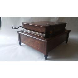 ORGAN. Hand crank roll organ with 25 rolls of music.