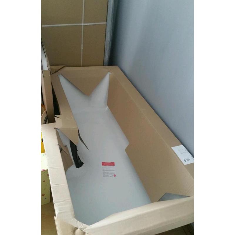Bath,shower screen,toilet,sink