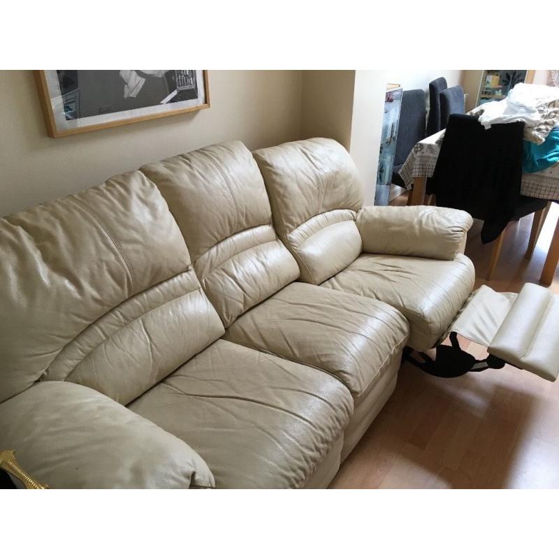 Cream suite, recliner at both sides. Great condition smoke free and pet free home.