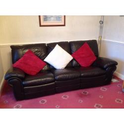 3 Piece Suite. One chair electric reclines.