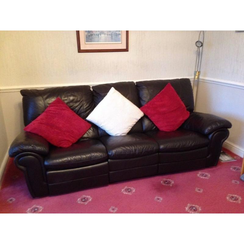 3 Piece Suite. One chair electric reclines.