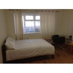 LARGE DOUBLE BEDROOM - CANARY WHARF, ALL BILLS INCLUDED, NO AGENCY FEE, LOW DEPOSIT