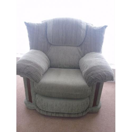 Very good condition green suite (3, 2, 1 piece + pouffe)