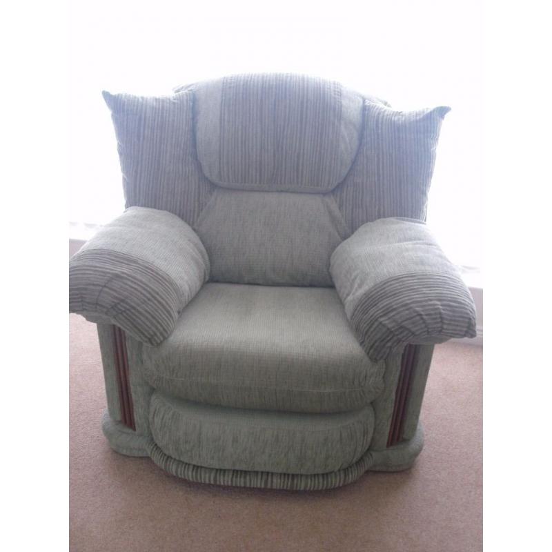 Very good condition green suite (3, 2, 1 piece + pouffe)