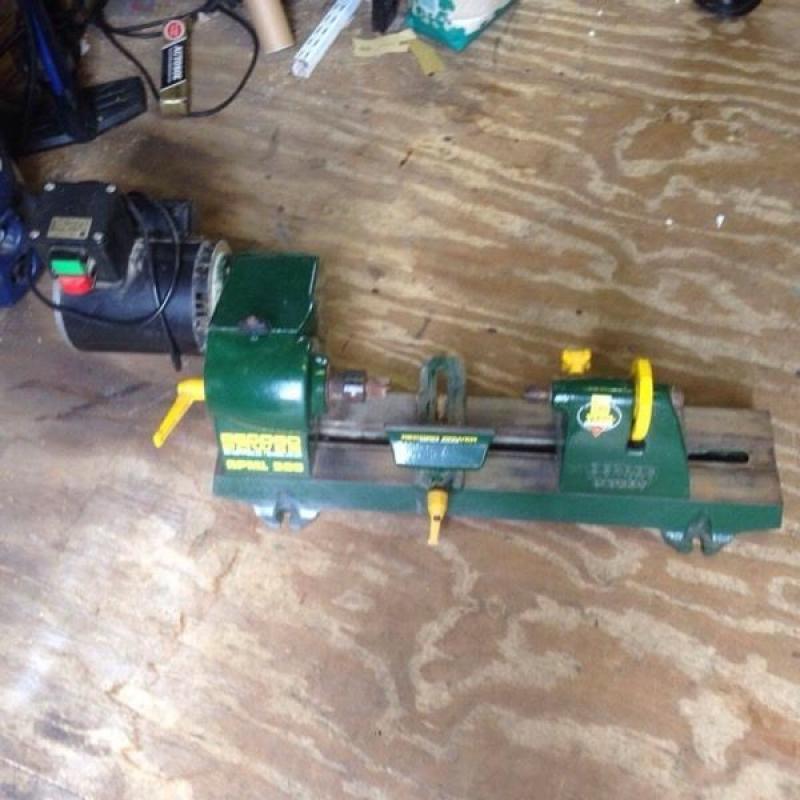 Wood turning laith