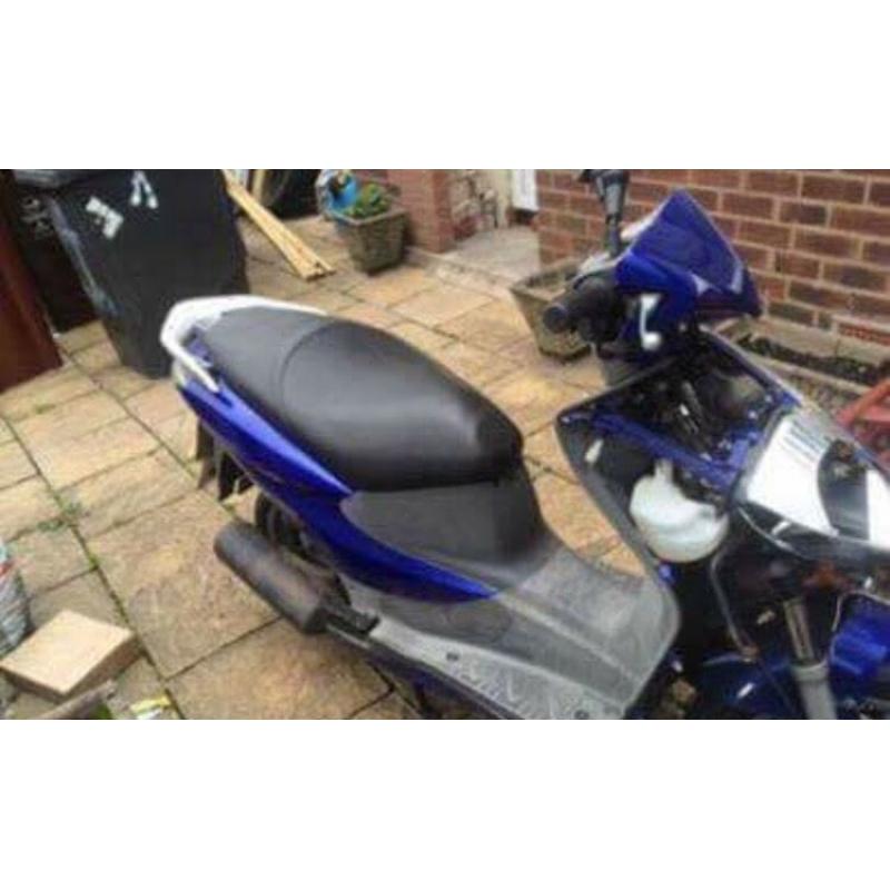 Honda Dylan SeS 125 **needs new front plastics**