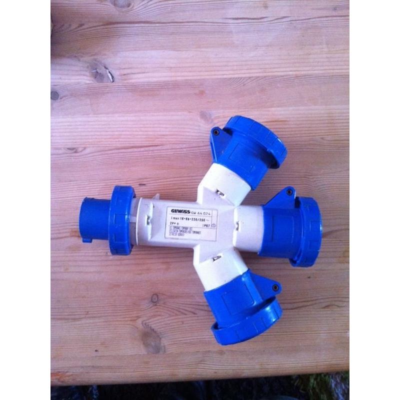 GEWISS 2 PIN + EARTH TRIPLE SOCKET ADAPTOR 220 VOLT
