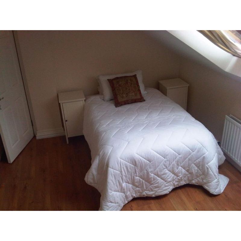 Rooms available just off the Lisburn Rd, 2 min walk from QUB & City Hospital.
