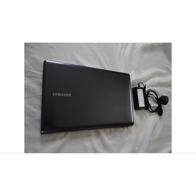 15.6” SAMSUNG NP355V5C-A04UK – AMD A8 VISION – 6GB Ram – 750GB HDD - 1GB Graphic