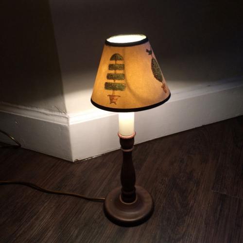 Country-style small wooden table lamp with clip on lamp shade