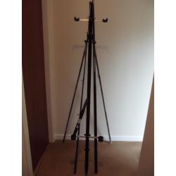 XK 4000 BEACHCASTER ROD & REEL & ROD REST