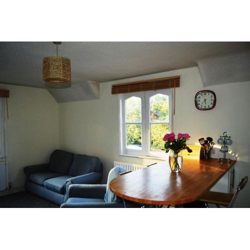 DOUBLE ROOM AVAILABLE IN TWO-BEDROOM SELF-CONTAINED FLAT IN TOTTERDOWN, BRISTOL