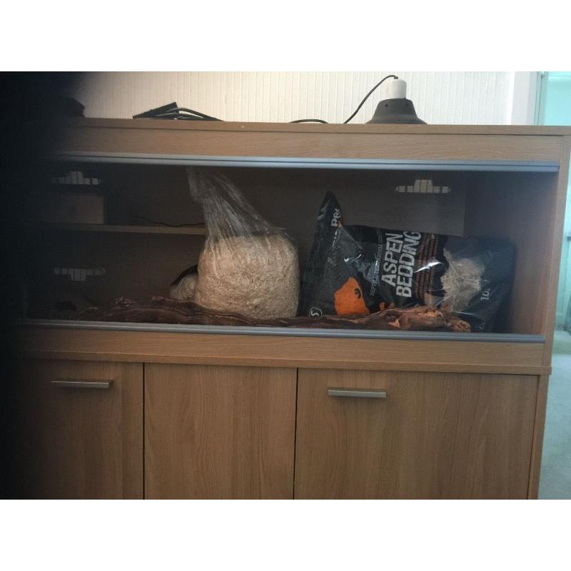 Snake vivarium with stand