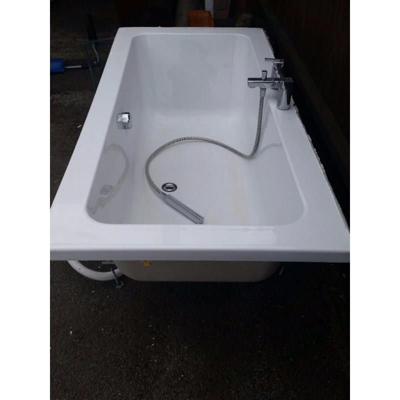 Modern square bath (used)