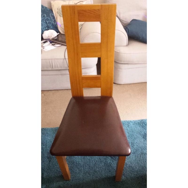 Oakland furniture Dining table and 6 chairs