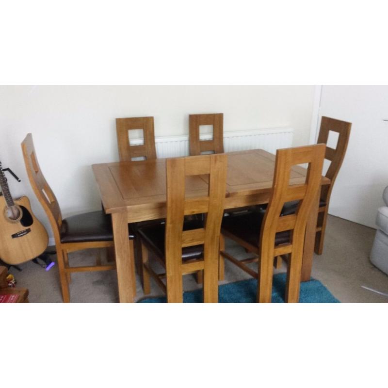 Oakland furniture Dining table and 6 chairs