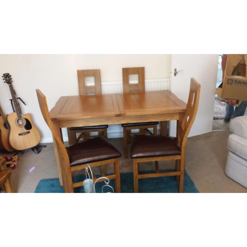 Oakland furniture Dining table and 6 chairs
